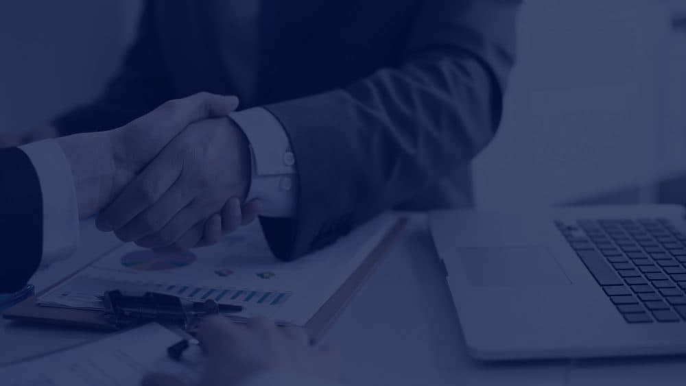 Podanie rúk — symbol etického partnerstva